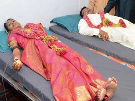 திருமணம் முடித்த கையோடு ரத்ததானம் வழங்கிய புரட்சி மணமக்கள்!