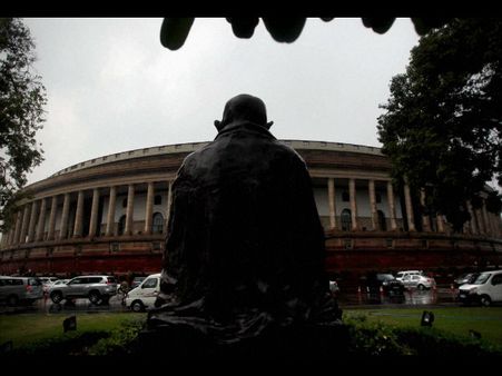 நாடாளுமன்றத்தின் இறுதி கூட்டத்தொடர் நாளை கூடுகிறது.. புயலை கிளப்ப எதிர்க்கட்சிகள் மும்முரம்!!