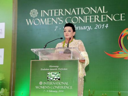 திருப்பதியில் சாமி கும்பிட்டார்.. பெங்களூர் மாநாட்டில் பங்கேற்றார்.. ராஜபக்சே மனைவி!