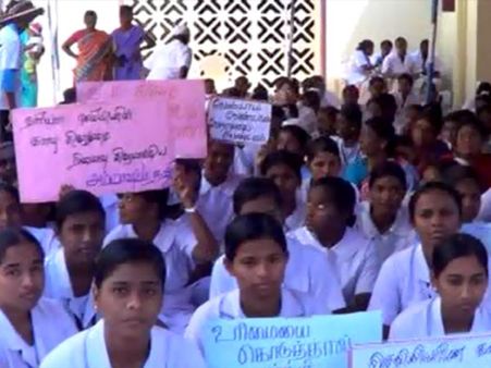 சம உரிமை கோரி தனியார் செவிலியர் மாணவிகள் போராட்டம்