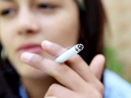 டெல்லியில் சரிபாதி பள்ளி மாணவிகள் ‘தம்’ அடிக்கிறார்களாம்: ஓர் அதிர்ச்சித் தகவல்