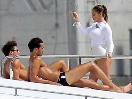 சொகுசுப் படகில் சொக்க வைத்த ஜெனீபர் லோபஸ்.. இசை ஆல்பத்திற்காக!