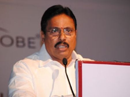 மிளகுபொடி வீசிய காங். எம்.பி.க்கும் தீவிரவாதிக்கும் வித்தியாசம் இல்லை: மத்திய அமைச்சர் கடும் தாக்கு