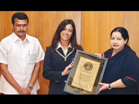 பிறந்தநாள் இரத்ததான முகாம் - ஜெயலலிதாவிடம் கின்னஸ் சாதனை சான்றிதழ் ஒப்படைப்பு