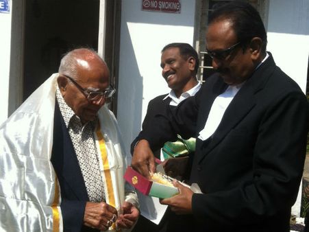 மூவரின் தூக்கு ரத்து: ராம் ஜெத்மலானிக்கு பொன்னாடை போர்த்தி வாழ்த்து சொன்ன வைகோ