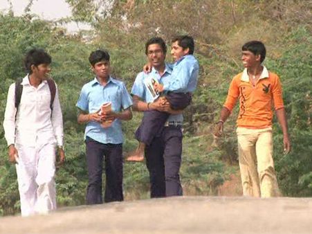 அரிய வகை எலும்பு நோயால் அவதிப்படும் மாணவன்: தூக்கி சுமக்கும் நண்பர்கள்