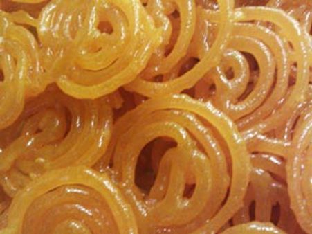 ‘ஜிலேபி’ தேனே இத்னா லேட்.. ஊழியரை துப்பாக்கியால் சுட்ட செக்யூரிட்டி!