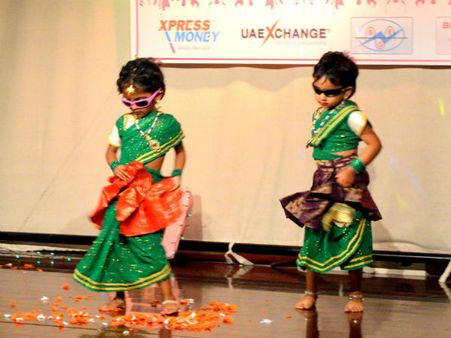 அபுதாபி நண்பர்கள் குழுவின் 'ஒன்றாய் துடிக்கும் இதயங்கள்': பாட்டு, நடனம், நாடகம்