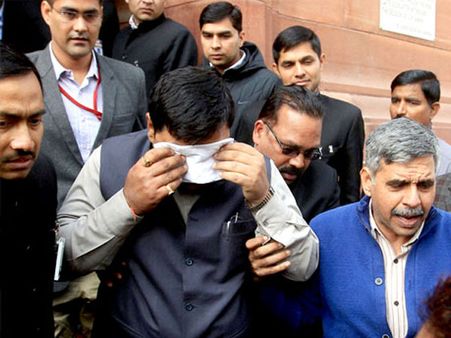 மிளகுப் பொடி வீச்சுடன் நிறைவடைந்தது 15வது நாடாளுமன்றத்தின் கடைசி கூட்டத் தொடர்