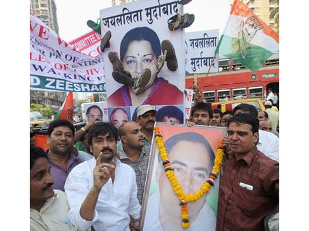 ஜெயலலிதா படத்துக்கு செருப்பு மாலை போட்டு வட இந்திய காங்கிரசார் ஆர்ப்பாட்டம்!