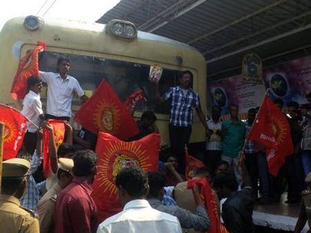 7 தமிழர் விடுதலையை எதிர்ப்பதா? தமிழகம், புதுவையில் சோனியா, ராகுல் கொடும்பாவி எரிப்பு!!