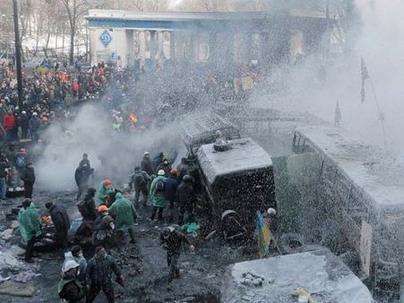 உக்ரைனில் உச்சகட்ட போராட்டம்! தலைநகரை விட்டு அதிபர் ஓட்டம்!!