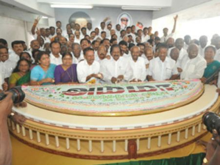 ஜெ.வின் 66 வது பிறந்தநாள்: முளைப்பாரி, பால்குடம், லட்டு, நள்ளிரவு 12 மணிக்கு கேக்!