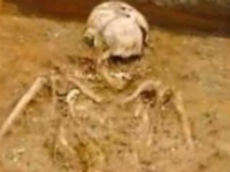 இலங்கை: மன்னாரில் ஒரே குழியில் 80 எலும்புக் கூடுகள்: தமிழர்களுடையதா?