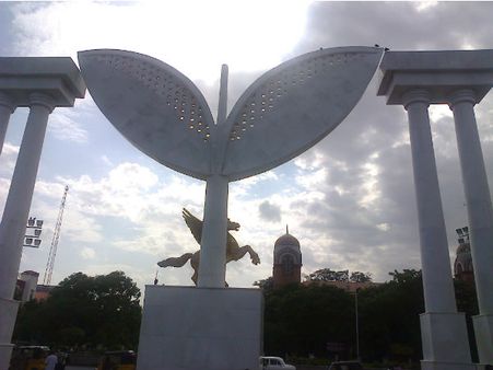 எம்.ஜி.ஆர். சமாதி இரட்டை இலைச் சின்னத்தை துணியைப் போட்டு மூடக் கோரி திமுக வழக்கு