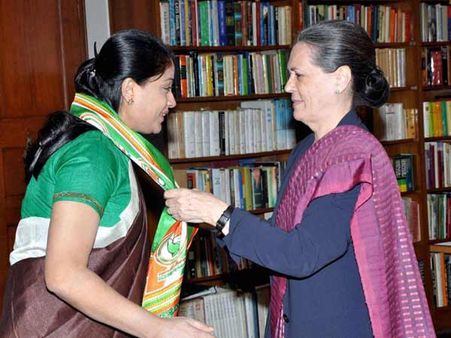 சோனியா முன்னிலையில் காங்கிரசில் சேர்ந்தார் நடிகை விஜயசாந்தி