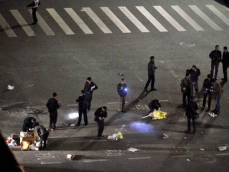 சீனாவில் பயங்கரம்: ரயில் நிலையத்தில் மர்ம நபர்கள் நடத்திய கத்திக்குத்து தாக்குதலில் 33 பேர் பலி