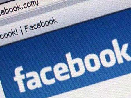 ”பேஸ்புக் உபயோகிக்காதே” கைது செய்தவர் இறந்த வழக்கில் இரு அதிகாரிகளுக்கு 10 ஆண்டு சிறை