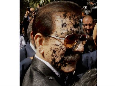 சுப்ரீம் கோர்ட்டில் சுப்ரதா ராய் மீது கருப்பு மை வீச்சு: வழக்கறிஞர் கைது