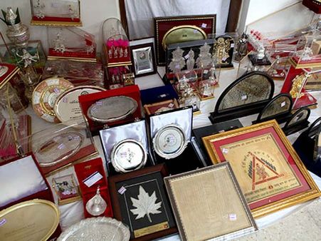 பல கோடி பரிசுப் பொருட்களை பெண் குழந்தைகளின் கல்விக்கு வழங்கிய மோடி