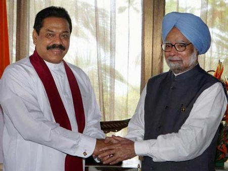 அய்யா, தமிழக மீனவர்களிடம் மனிதநேயம் காட்டுங்கள்... ராஜபக்சேவிடம் மன்மோகன் சிங்!