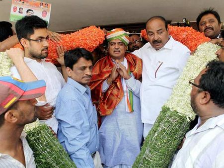 காங்கிரஸில் முறைப்படி இணைந்தார் 'ஆதார் அட்டை' நந்தன் நிலகேனி!