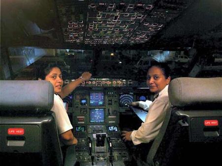 மகளிர் தினக் கொண்டாட்டம்: தனியே பறந்து திறமையை நிரூபித்த ஏர்- இந்தியா பெண்கள்...