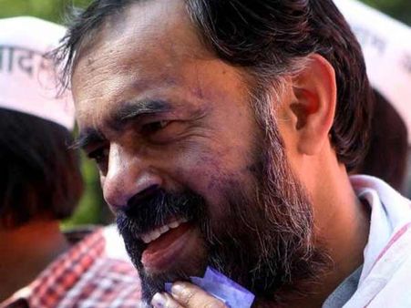 மகளிர்தின விழாவில் களேபரம்: ஆம் ஆத்மி கட்சித் தலைவர் முகத்தில் ‘மை’ பூசிய வாலிபர் கைது