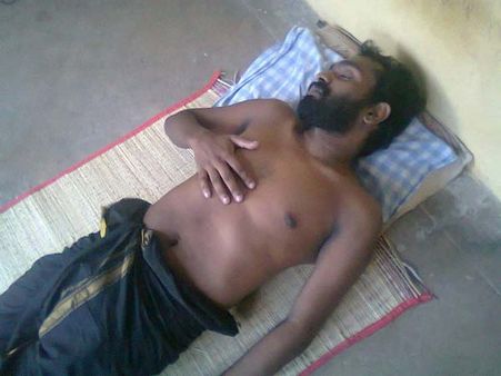 அகதிகள் முகாம்களை மூடக்கோரி சாகும்வரை உண்ணாவிரதம் இருக்கும் ஈழத் தமிழர் செந்தூரன்