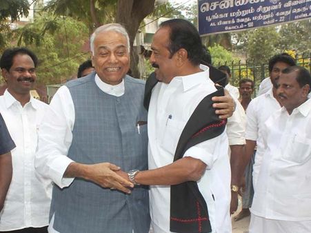 யஷ்வந்த் சின்காவிற்கு விருந்து கொடுத்த வைகோ