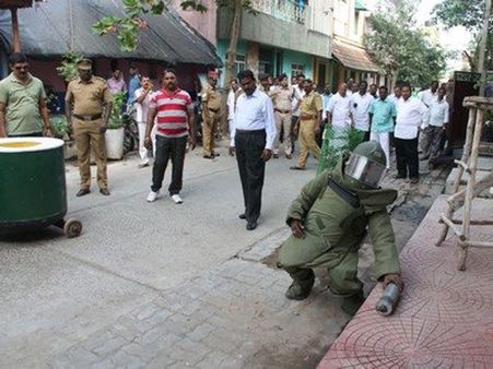 மதுரை - புதுச்சேரி பைப் வெடிகுண்டு வழக்கில் நக்சலைட் உட்பட மூவர் கைது