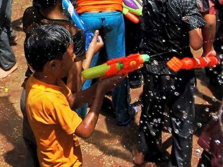 ஹோலியிலும் வந்தது அரசியல் சாயம்.. மோடி தண்ணீர் துப்பாக்கி... ராகுல் கலர் பொடி...