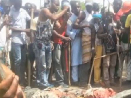 நைஜீரியாவில் 100 பேர் சுட்டுக்கொலை… தீவிரவாதிகள் தாக்குதல்