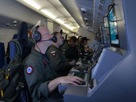 மாயமான விமானத்தை வெளியில் இருந்து கட்டுப்படுத்த முடியாது