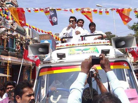 நாக்கை துருத்தி… தூக்கி போட்டு அடிக்கிறது அரசியலா? விஜயகாந்தை தாக்கிய சரத்குமார்