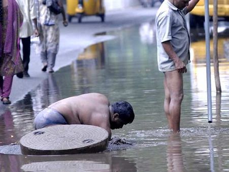 சாக்கடைகளில் பலியான துப்புரவு பணியாளர்களுக்கு ரூ 10 லட்சம் இழப்பீடு: உச்ச நீதிமன்றம்