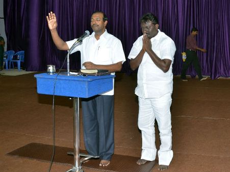 தேவநற்செய்தியாளரிடம் வாழ்த்து பெற்ற மதிமுக வேட்பாளர்.. சிறப்பு ஜெபம்