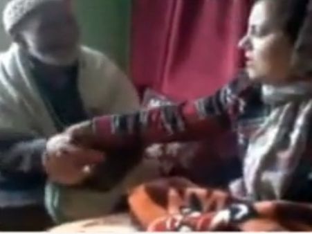 காஷ்மீரில் குரான் மீது சத்தியம் வாங்கி ஓட்டு சேகரித்த பெண் அமைச்சர்... வீடியோவால் பரபரப்பு