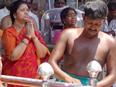 மடப்புரம் காளி கோவிலில் நெய்விளக்கேற்றி வழிபட்ட காந்தி அழகிரி