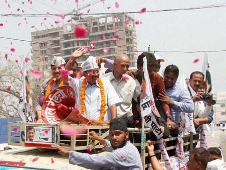 ”தொப்பி அணிந்தாலும் குற்றம் குற்றமே”- கெஜ்ரிவாலுக்கு திருநங்கை விட்ட நோட்டீஸ்