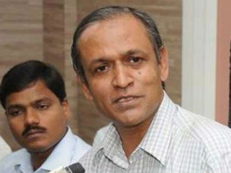 பால் பாக்கெட் போடுவது போல பணப் பட்டுவாடா: பிரவீண்குமார்