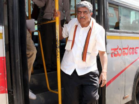 அரசு பஸ்ஸில் பயணித்து வாக்கு சேகரித்த நந்தன் நிலகேனி