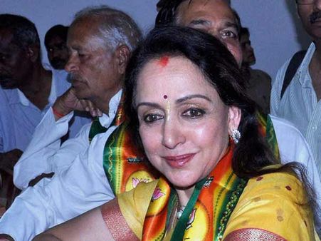 நமக்கு கனவு கன்னிகள் வேண்டாம்: ஹேமமாலினியை விமர்சிக்கும் அமர்சிங்