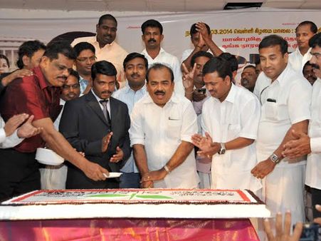 துபாயில் பெரிய்ய்ய கேக் வெட்டி ஜெயலலிதா பிறந்தநாள் கொண்டாட்டம்: நாஞ்சில் சம்பத் பங்கேற்பு
