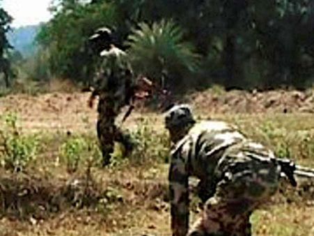 கண்ணிவெடி தாக்குதல்: 2 மணி நேரம் சிகிச்சையின்றி தவித்த சி.ஆர்.பி.எப் வீரர்!