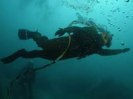 கருப்புப் பெட்டி ஒலி வந்த இடத்தில் நீரில் மூழ்கி விமானத்தை தேடும் கடற்படை வீரர்கள்