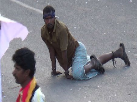 நிற்க முடியாமல் விழுந்து, தவழ்ந்து, மண்ணில் புரண்டு.. ஒரு 'குடிகாரர்' படும் அவலத்தைப பாருங்கள்..!!