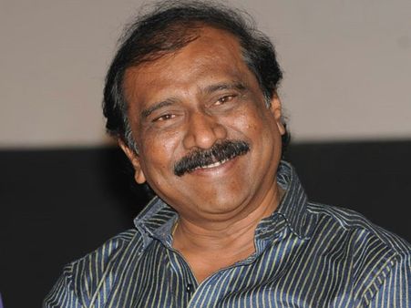 நடிகை தொப்புளில்தான் பம்பரம் விடுவேன் என அடம்பிடித்தார் விஜயகாந்த்: இயக்குநர் ஆர்.வி. உதயகுமார்!