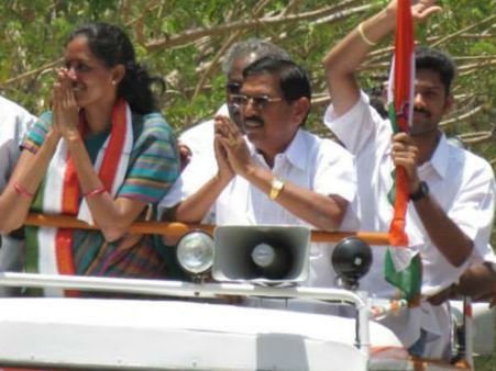 செலவுக்கு வச்சுக்க கண்ணு.. ஜோதிமணிக்கு ஆரத்தி எடுத்து கைக்காசும் தரும் கிராமத்தினர்