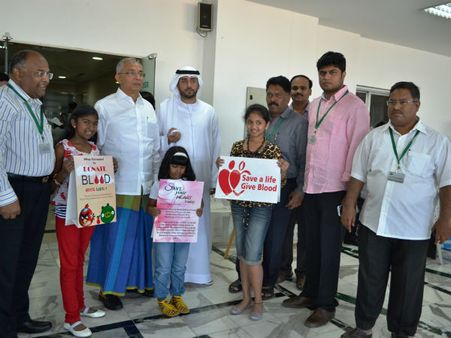 துபாய்: ஈமான் அமைப்பு நடத்திய ரத்ததான முகாமில் தமிழர்கள் பங்கேற்பு